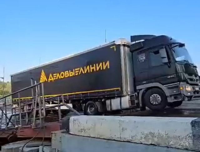 «Когда сроки горят»: в Воронежской области отчаянный дальнобойщик взял штурмом понтонный мост 
