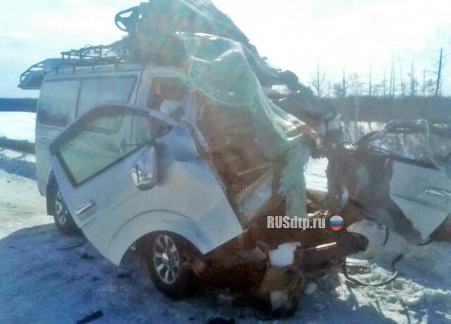 В Якутии микроавтобус столкнулся с грузовиком 