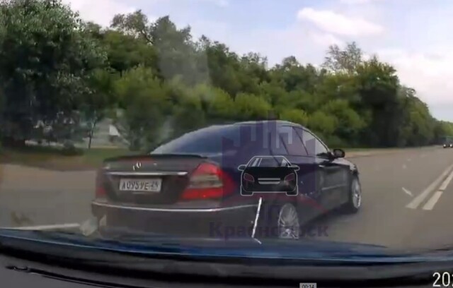 В Красноярске водитель автомобиля с видеорегистратором пытался развернуться и столкнулся с «Мерседесом»