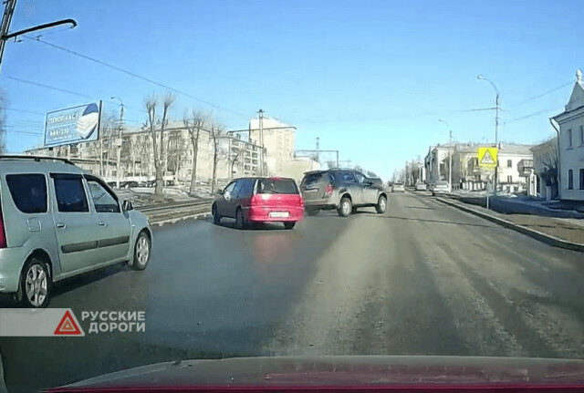 В Магнитогорске водитель кроссовера при перестроении не справился с управлением 