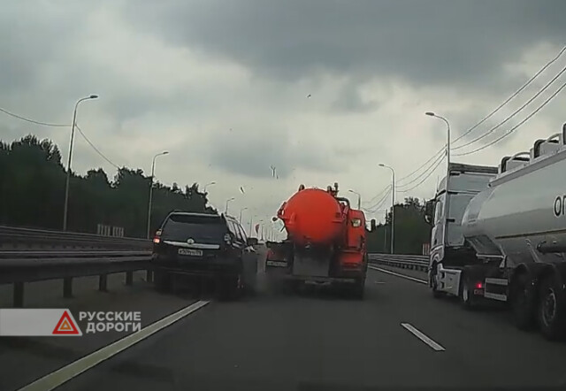 КАМАЗ зацепил «Тойоту» на Мурманском шоссе