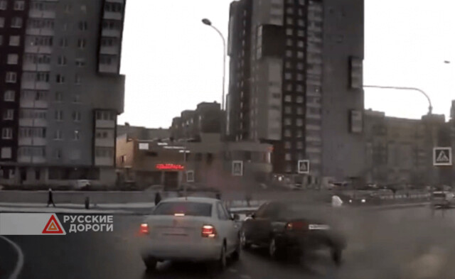 Два автомобиля столкнулись на кольце в Калининграде