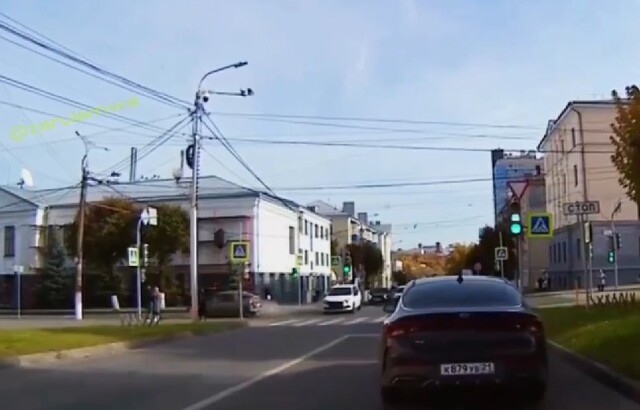 В Чебоксарах водитель иномарки пытался проскочить перекресток на красный и столкнулся с «Грантой»