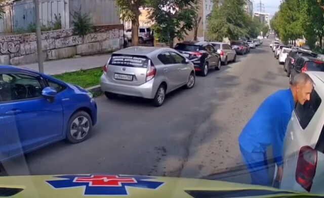 Во Владивостоке автомобиль перегородил дорогу реанимобилю, спешившему на вызов