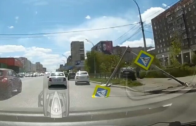 В Магнитогорске водитель Kia проскакивал перекресток на красный и врезался в дорожный знак
