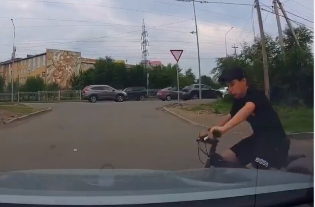 «Неожиданно выехал на проезжую часть»: в Красноярске автомобиль сбил 11-летнего велосипедиста