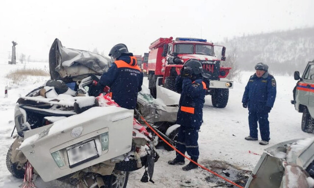 УАЗ и Toyota столкнулись на зимней трассе в Якутии: погибли 4 человека 