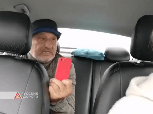 В Красноярске пассажир такси оскорблял водителя