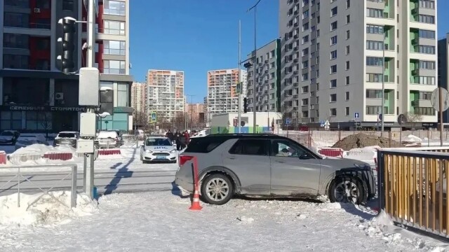 «Пытался избежать наезда на пешеходов»: в Тюмени автомобиль вылетел с дороги на тротуар и сбил 9-летнего мальчика 