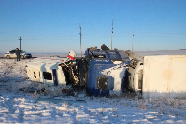 В Алтайском крае фура столкнулась с автомобилем скорой помощи: погибли два человека 