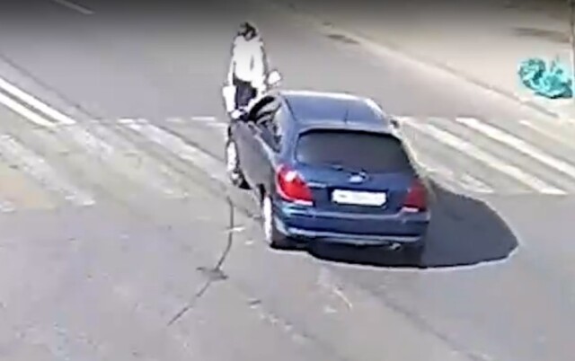 В Волгограде молодой водитель сбил пожилую женщину: видео с камеры наблюдения
