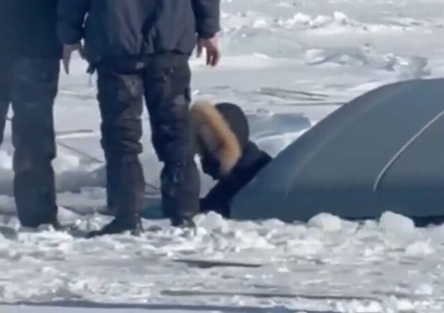 Видео момента ухода под лёд Байкала «буханки» с китайскими туристами появилось в сети