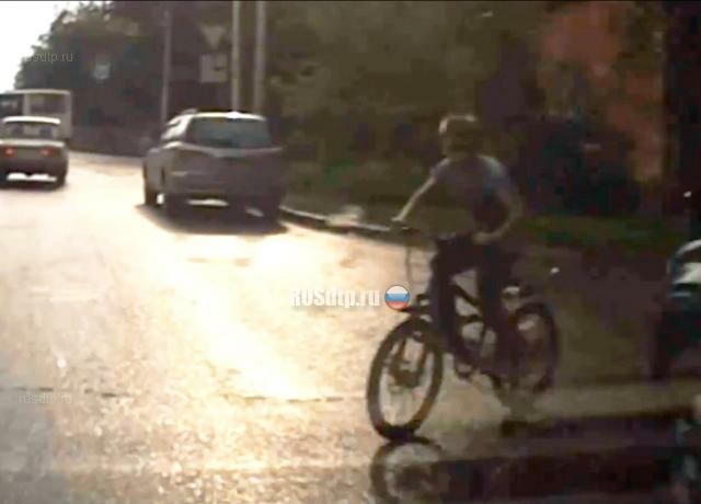 Ребенок на велосипеде попал под колеса автомобиля в Красноярске. ВИДЕО