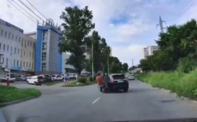 Во Владивостоке скутерист столкнулся с автомобилем и скрылся