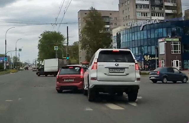 Водитель внедорожника скрылся с места ДТП на перекрестке в Новгороде