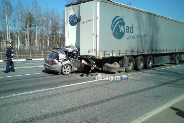 Водитель «Фольксвагена» погиб, врезавшись в стоящую фуру на трассе М-8 