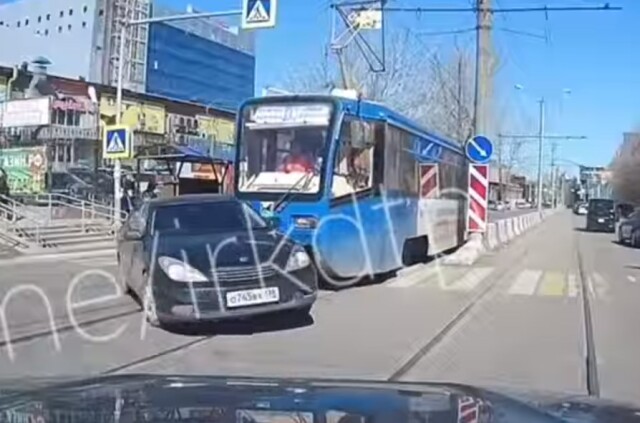 Авария в Иркутске: водитель легковушки при повороте не заметил трамвай 
