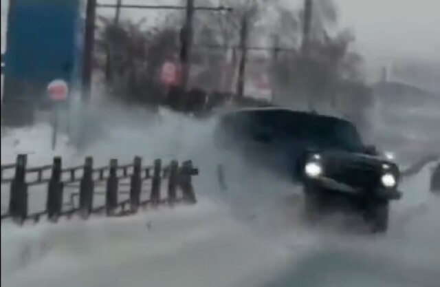 В Ижевске водитель «Нивы» не справился с управлением и врезался в ограждение 