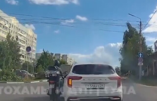 В Туле кроссовер поворачивал налево и столкнулся с мотоциклом