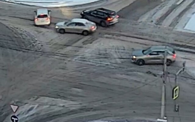 В Красноярске водитель кроссовера проехал на красный, столкнулся с автомобилем и скрылся 