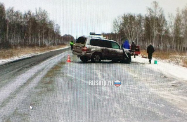 Под Новосибирском внедорожник въехал в машину с семьей. Один человек погиб и двое пострадали 