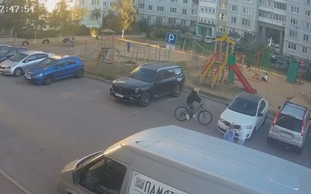 В Твери женщина на велосипеде врезалась в припаркованный автомобиль и скрылась