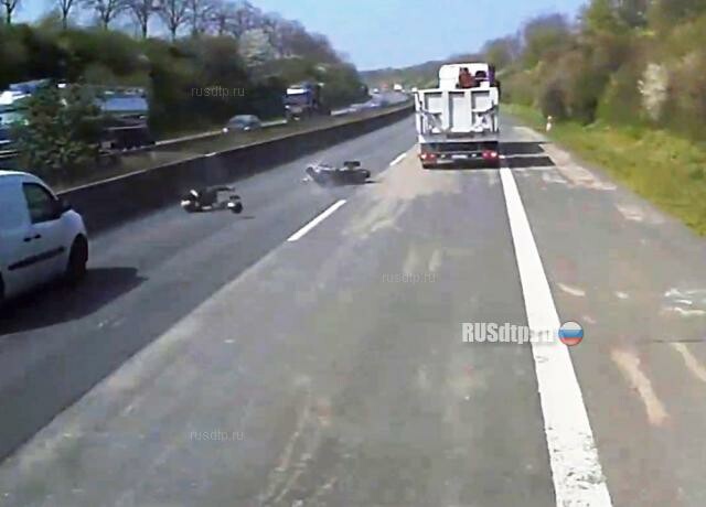 Мотоциклист столкнулся с грузовиком