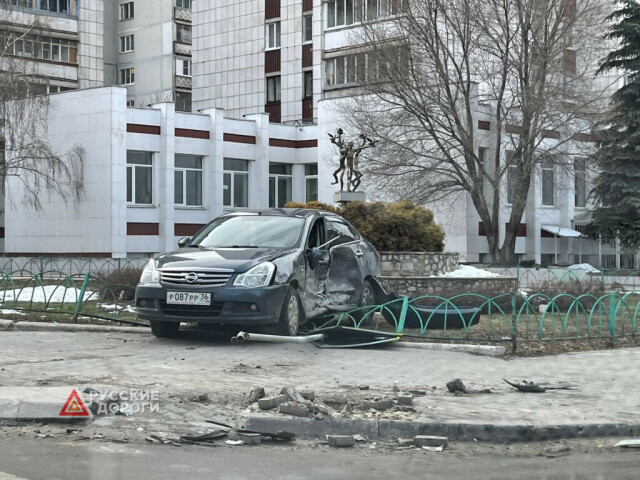 В Воронеже «Тойота» пыталась проехать на красный и столкнулась с «Ниссаном» 