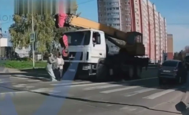 «Залип» в телефон: в Чебоксарах автокран насмерть сбил женщину на пешеходном переходе
