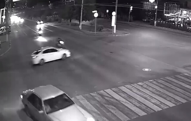 В Волгограде водитель питбайка пытался скрыться от полиции и врезался в автомобиль