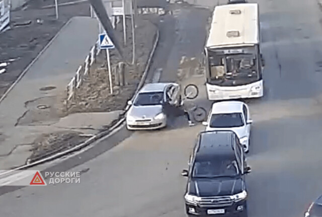 Велосипедист врезался в легковушку в Вологде