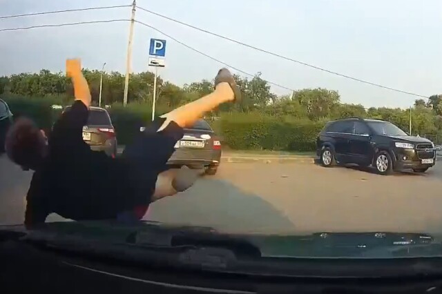 В Омске водитель сбил ребенка на самокате