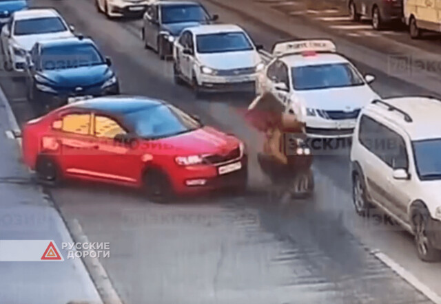 Легковой автомобиль не пропустил скутериста в Петербурге