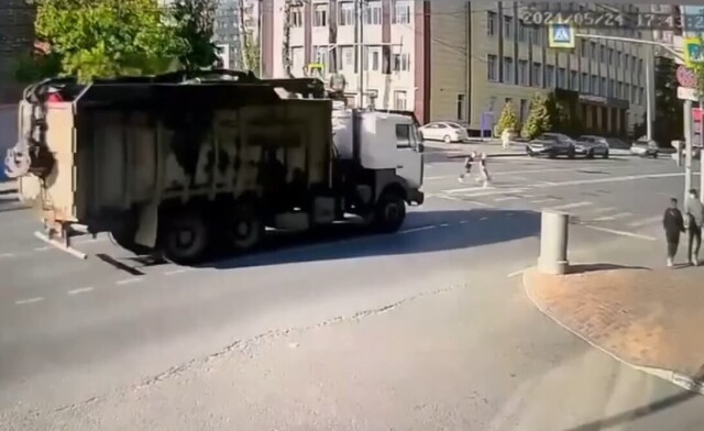 «Пытался проехать на красный»: грузовик переехал ребенка на одной из улиц Москвы 