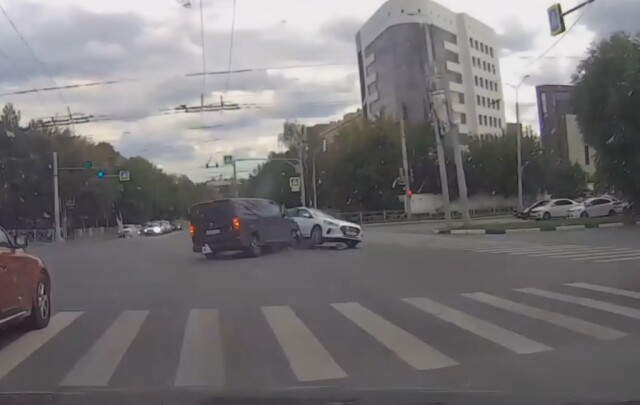 ДТП на перекрестке во Владимире: водитель автомобиля пытался проехать на красный