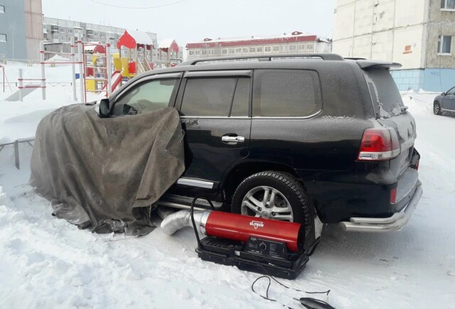 Названы способы, которыми нельзя отогревать замерзший автомобиль 