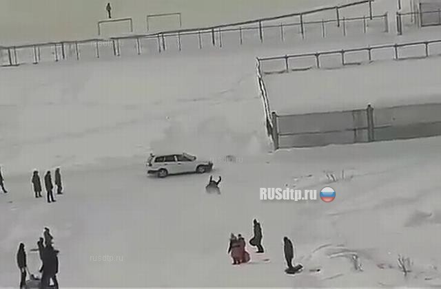 В Бурятии девушка получила переломы, врезавшись на «ватрушке» в машину 