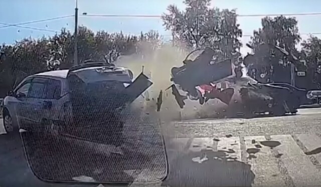 Жесткое ДТП на Гусинобродском шоссе в Новосибирске: водитель «Тойоты» не уступил дорогу «Ладе»