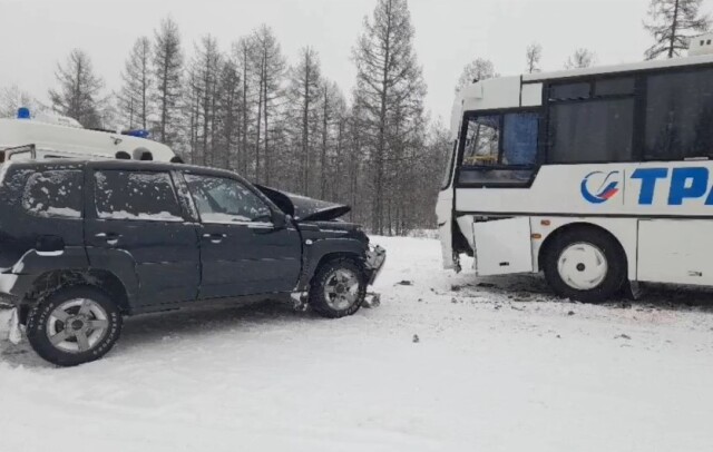 «Нива» и автобус столкнулись на заснеженной трассе «Лена» в Якутии 