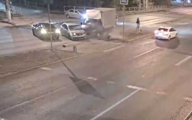 Два жестких ДТП в Волгограде: «Газель» врезалась в «Логан» и сбила пешехода