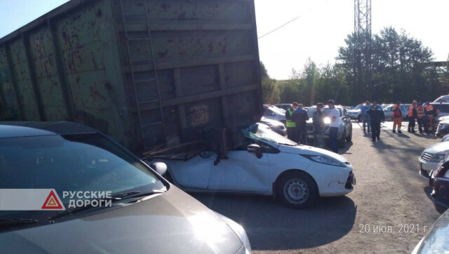 В Череповце вагоны сошли с рельсов и повредили три автомобиля 