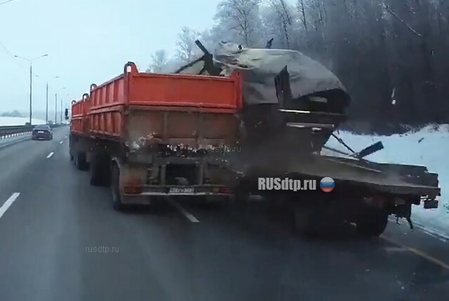 На трассе М-2 КАМАЗ врезался в стоящий грузовик и скрылся. ВИДЕО 