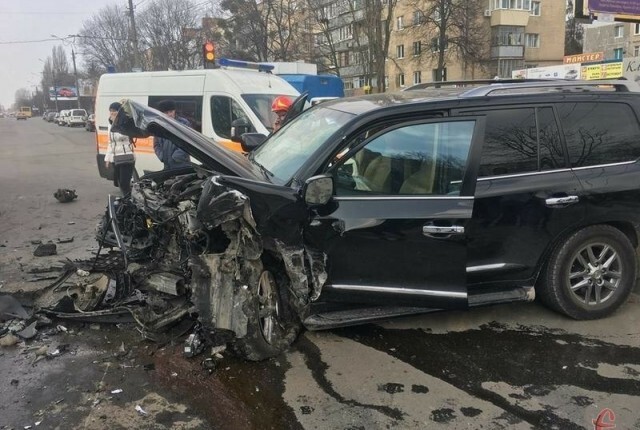 Лобовое столкновение в Хмельницком запечатлел видеорегистратор 