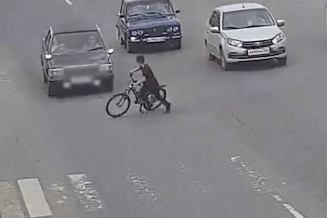 В Волгограде школьник с велосипедом пытался переехать через дорогу на красный и угодил под машину 