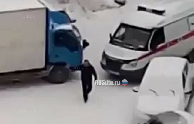 В Новосибирске водитель грузовика не пропустил скорую с тяжелобольным пациентом