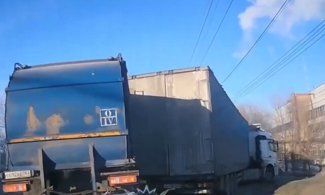 В Тольятти водитель мусоровоза не смог объехать поворачивающую направо фуру