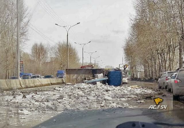 В Новосибирске опрокинулся грузовик. ВИДЕО 