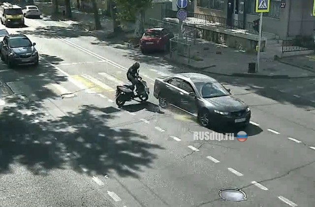 В Краснодаре скутер врезался в автомобиль