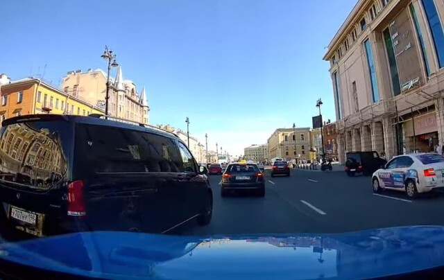 Обидчивый водитель «Мерседеса» спровоцировал ДТП в Петербурге