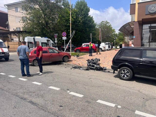Камера запечатлела момент ДТП с участием мотоцикла и автомобиля на перекрестке в Ставрополе 